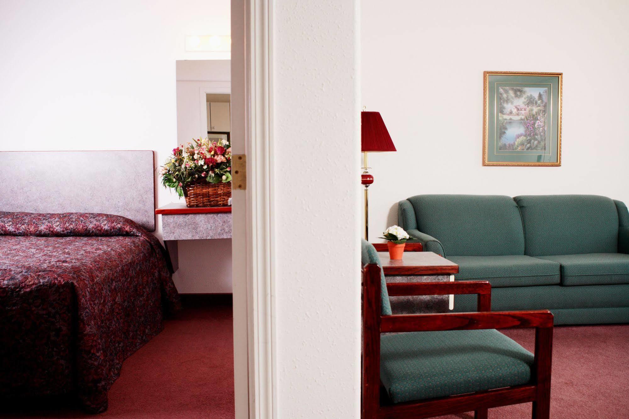 Country Club Inn Lacombe Exteriör bild